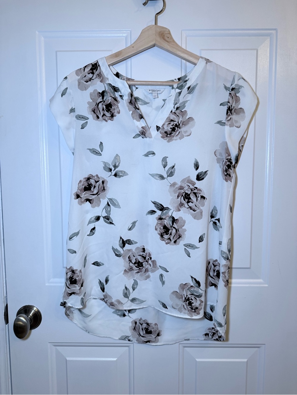 Reitmans White Floral V‑Notch Blouse